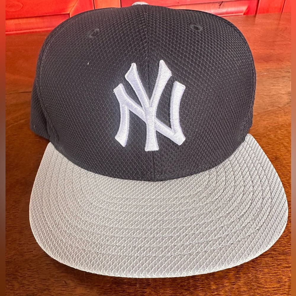 New Era 59FIFTY NY Yankees Authentic Collection Fitted Hat Size 7 Black Gray